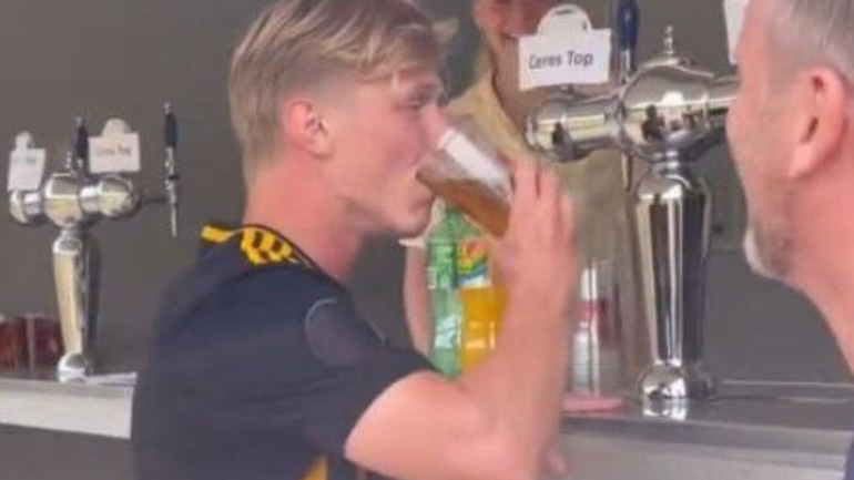 Δανία: Ποδοσφαιριστής πέτυχε γκολ και το γιόρτασε… πίνοντας μπύρα στο γήπεδο!